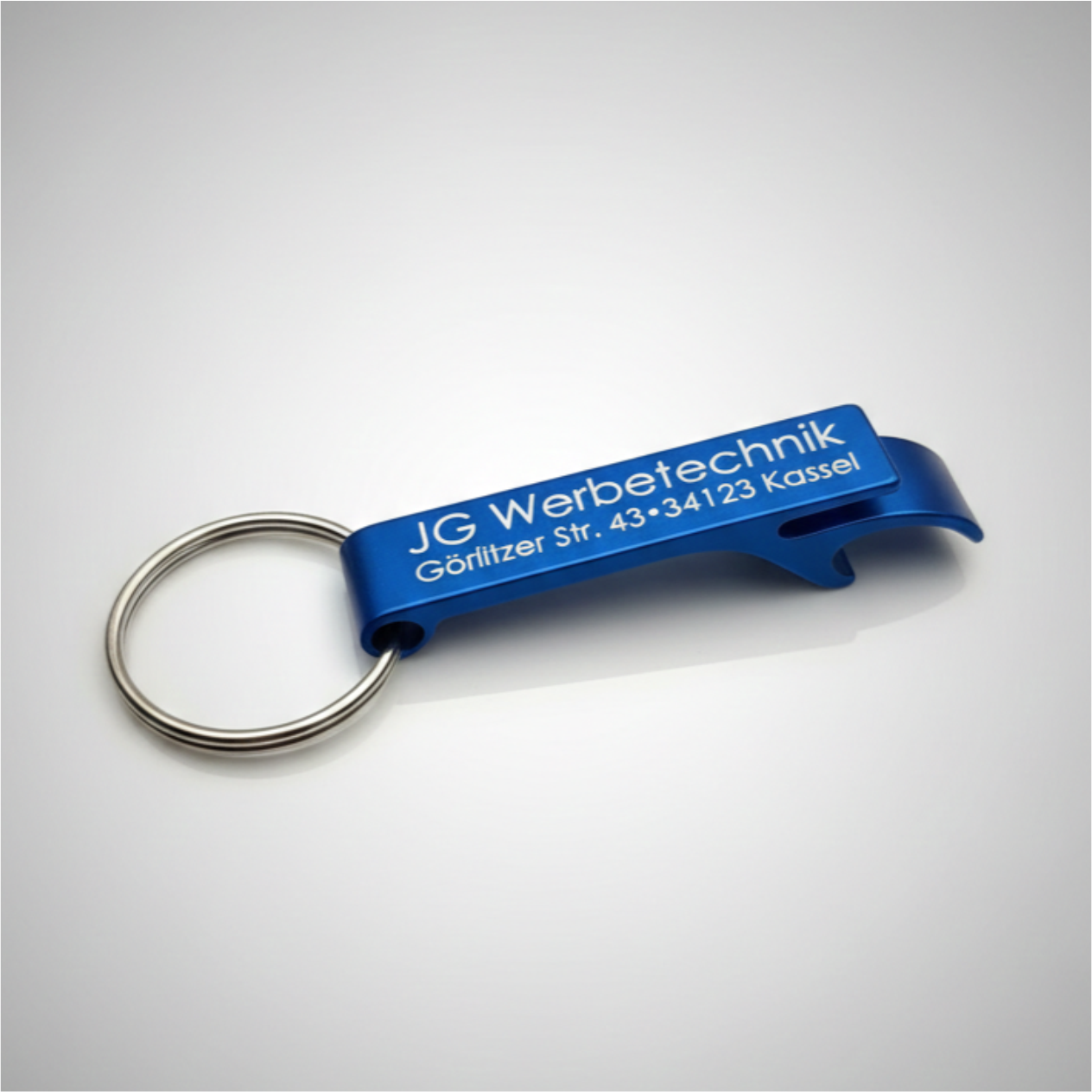 Ein blauer Schlüsselanhänger mit integriertem Flaschenöffner graviert