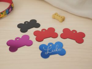 Individuelle Hundemarke mit Gravur in Knochenform aus Aluminium